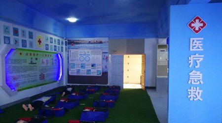 2019年4月12日我公司派员组织参观体验公共安全应急体验中心